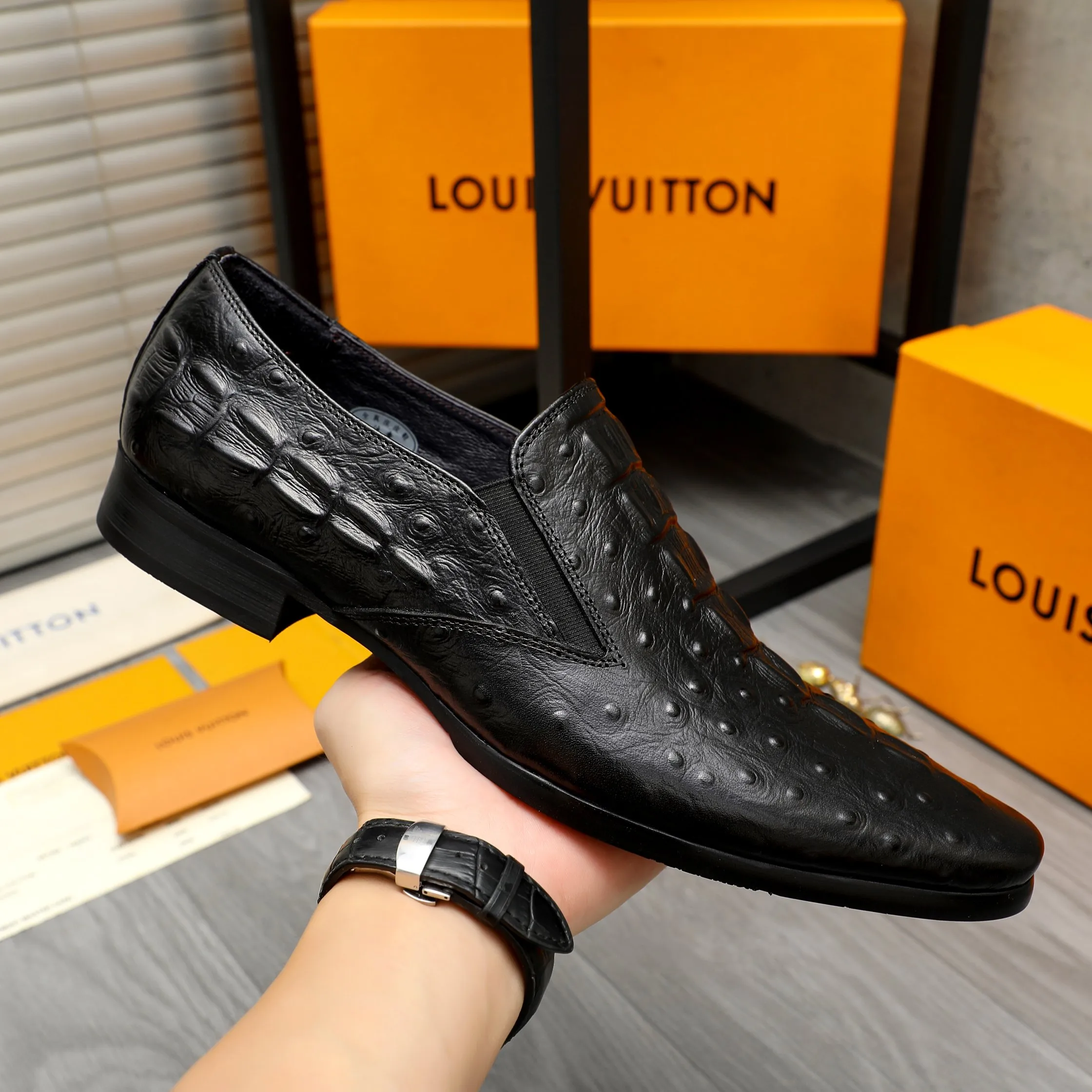 Men's shoes 💰500 Product trademark: LV "Louis Vuitton" business slip-on leather shoes Regular size: 37-46 Product material: Selected crocodile pattern cowhide upper, pigskin lining, rubber outsole